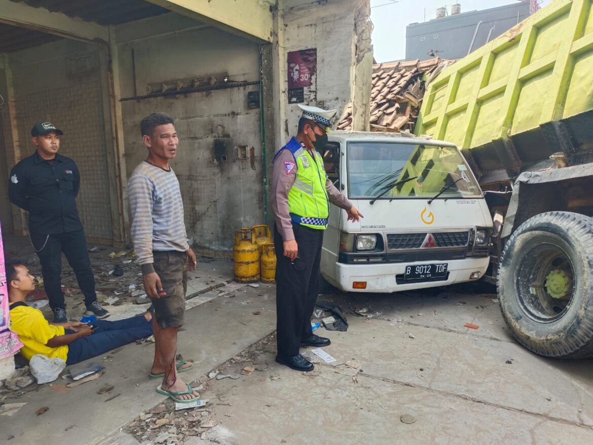 Polsek Cileungsi bersama Unit Laka Lantas Polres Bogor Investigasi dan Olah TKP Terkait Kecelakaan Lalu Lintas di Jalan Transyogi
