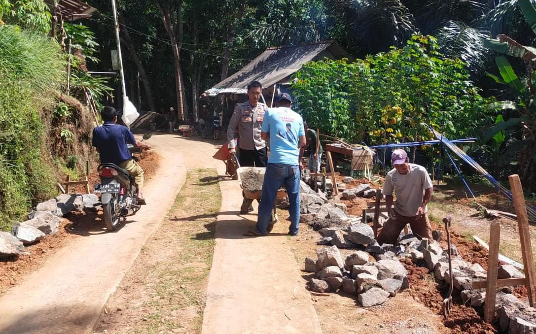 Cipta Kondisi, Polsek Cisaga Polres Ciamis Monitoring Pembangunan TPT di Desa Tanjungjaya