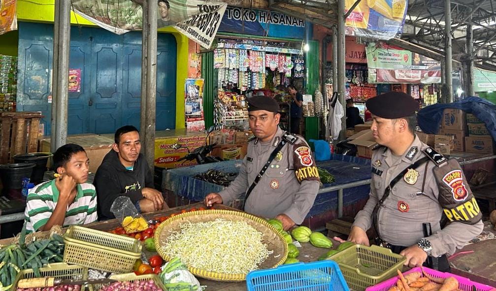 Pastikan Harga Tetap Stabil, Sat Samapta Polres Ciamis Patroli Kamtibmas ke Pasar Subuh