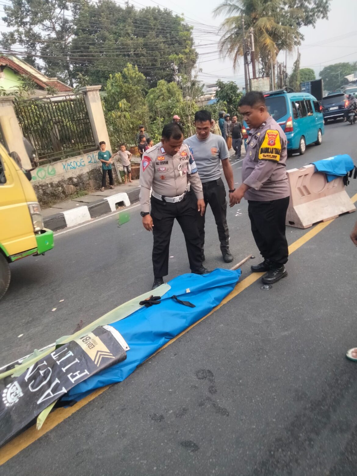 Polsek Caringin bersama Unit Laka Lantas Ciawi Polres Bogor Olah TKP Kecelakaan Lalu lintas