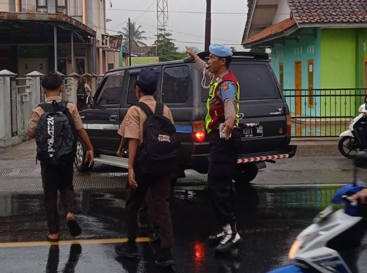 Pelayanan Masyarakat, Polsek Cipaku Polres Ciamis Bantu Anak Sekolah Menyebrang di Jalur Padat