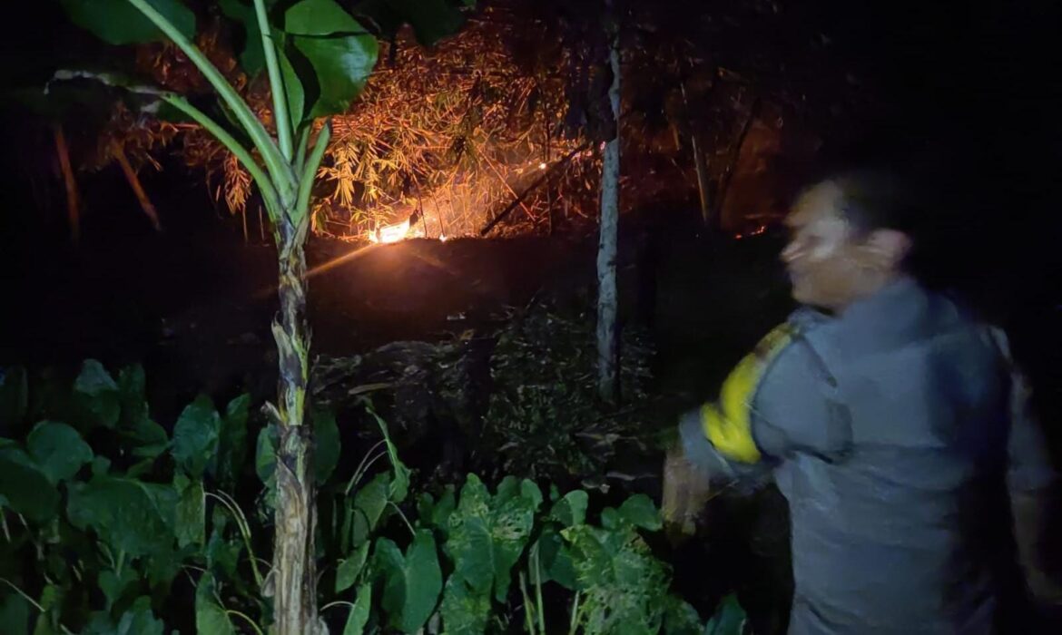 Polsek Lakbok Polres Ciamis Datangi TKP Kebakaran Lahan Seluas 700 M² di Desa Sidaharja