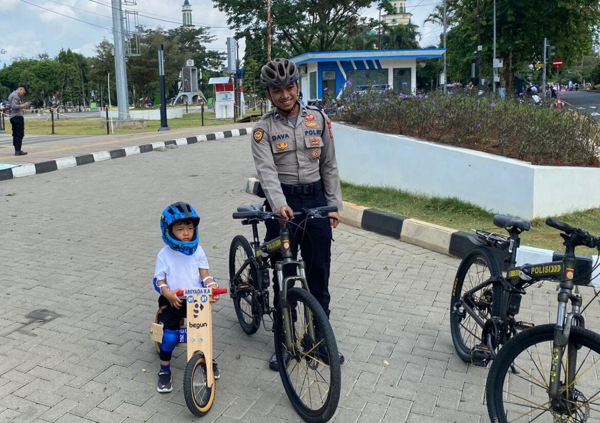 Satuan Samapta Polres Ciamis Patroli Bersepeda di Alun Alun Ciamis Beri Imbauan Kamtibmas