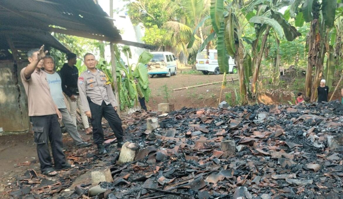 Polsek Cijeungjing Polres Ciamis Datangi TKP Kebakaran Rumah di Desa Kertaharja