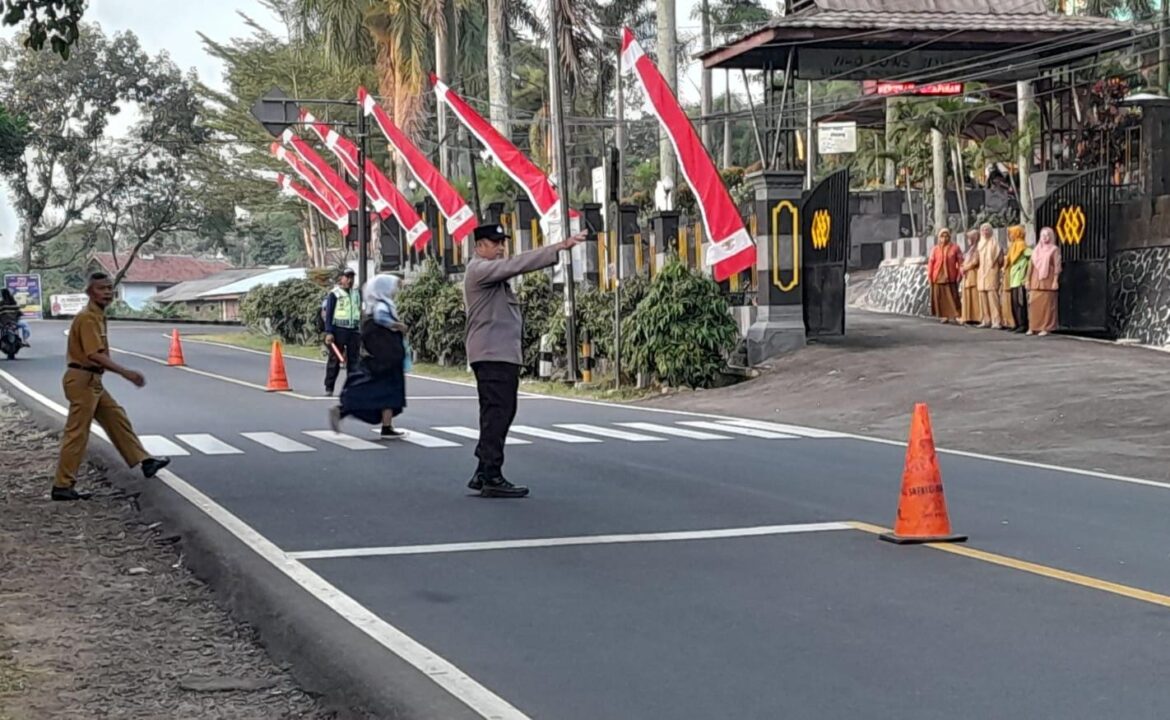 Pelayanan Masyarakat, Polsek Cijeungjing Polres Ciamis Bantu Anak Menyebrang di Area Sekolah