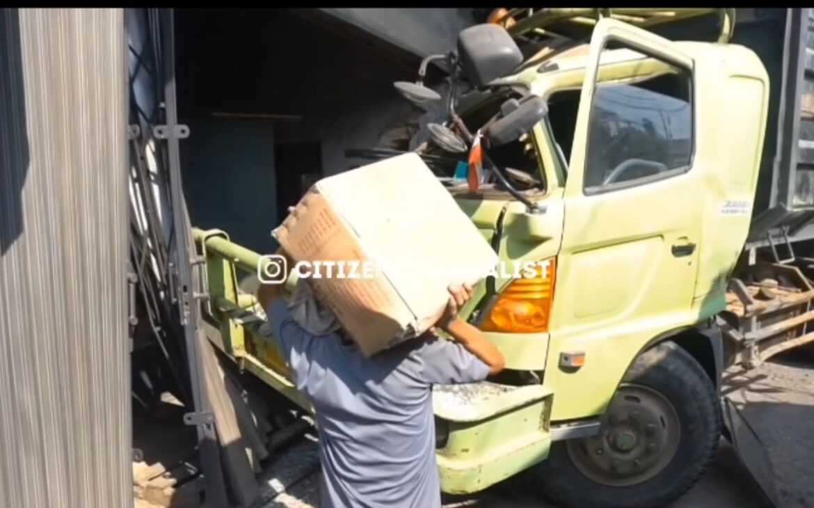 Polsek Gunung Putri Bersama Unit Laka Lantas Polres Bogor Olah TKP Terkait Kecelakaan Lalu Lintas Terjadi di Tlajung Udik, Damtruk Tabrak Toko Pakan Ternak