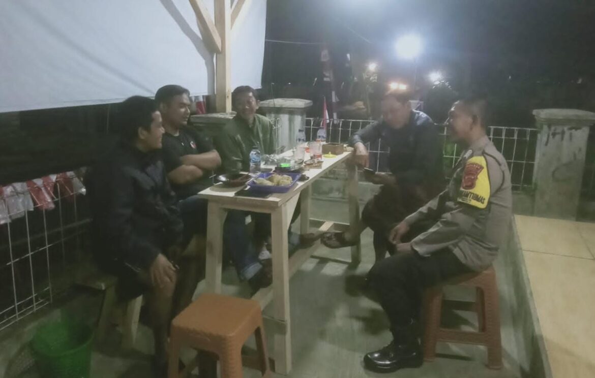 Berikan Rasa Aman, Tiga Personel Polsek Kawali Polres Ciamis Patroli Dialogis di Malam Hari