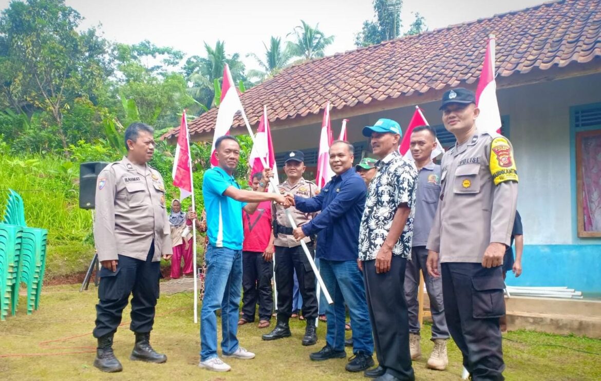 Polsek Sukadana Dampingi Kunker Dandim 0613/Ciamis Penyerahan Bendera Merah Putih di Rutilahu