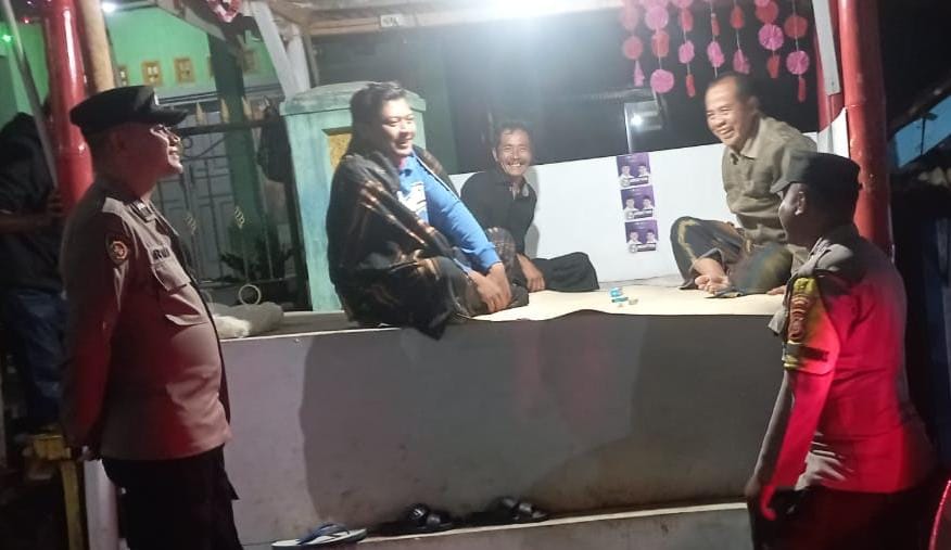 Berikan Rasa Aman, Tiga Personel Polsek Kawali Polres Ciamis Patroli Dialogis di Malam Hari