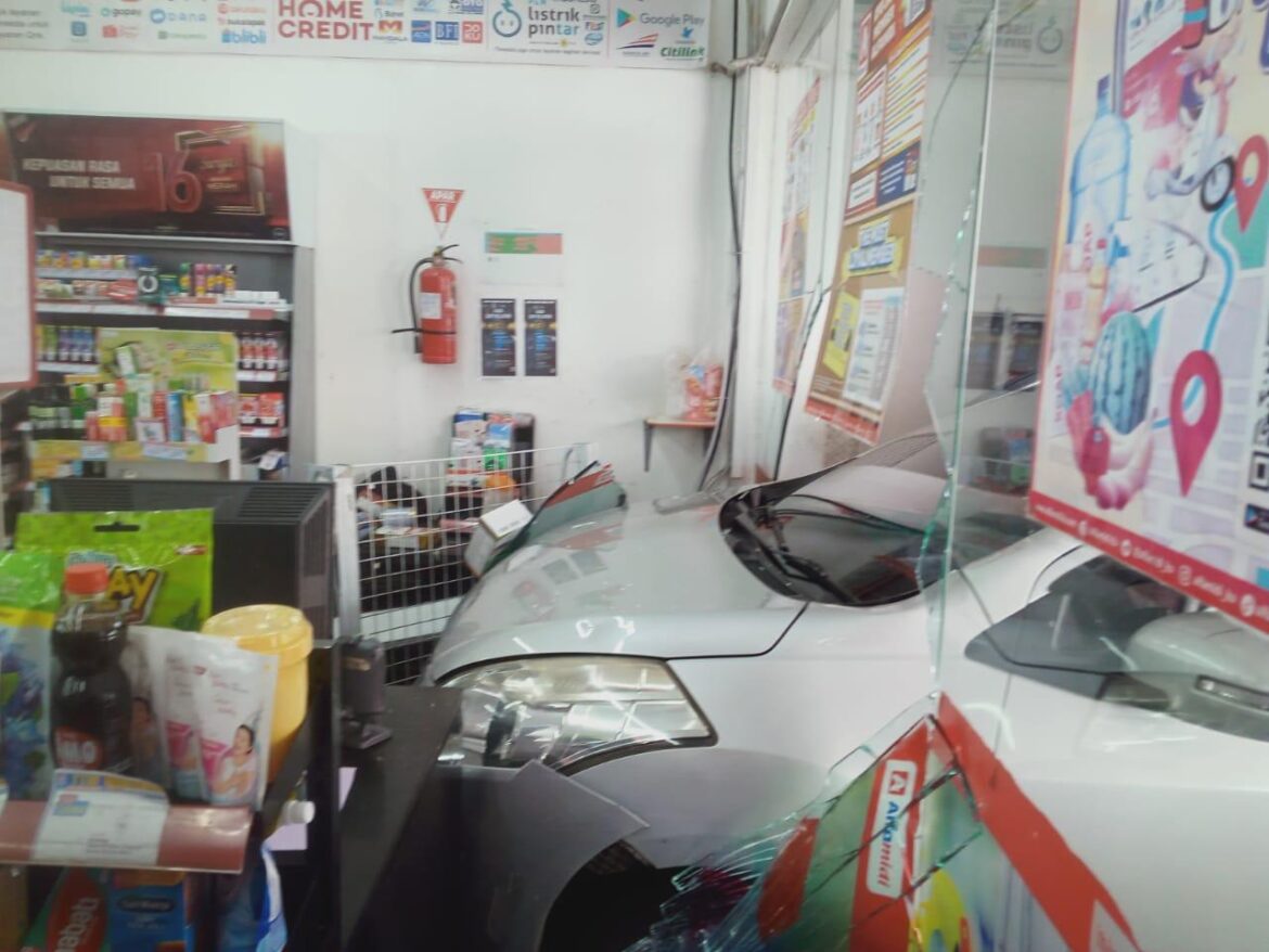 Polsek Cisarua Bersama Instansi Terkait Tangani Adanya Kecelakaan Menimpa Minimarket