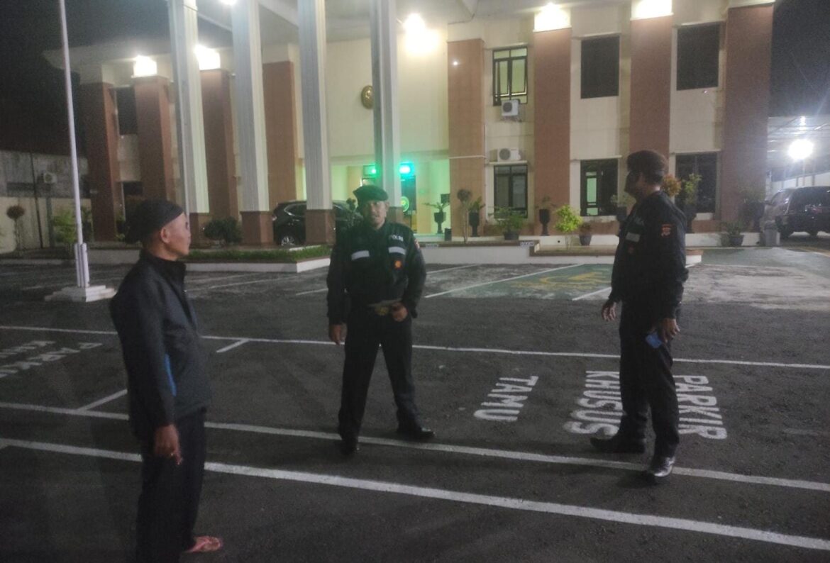 Tiga Personel Samapta Patroli Dialogis Sasar Kantor Pengadilan Negeri Beri Imbauan Kamtibmas