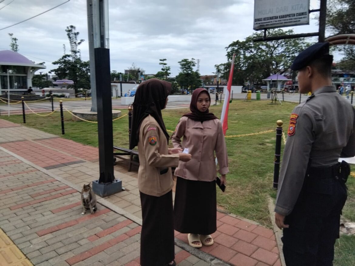 Satuan Samapta Polres Ciamis Patroli Jalan Kaki di Alun Alun Ciamis Beri Imbauan Kamtibmas