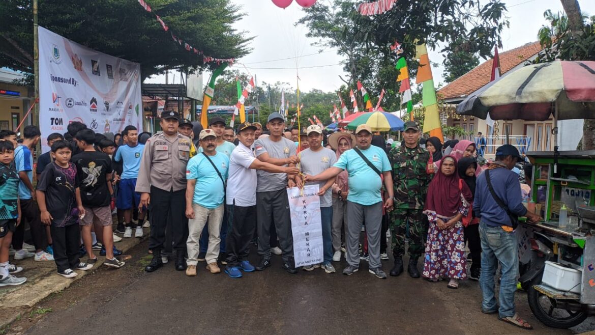 Polsek Kawali Polres Ciamis Monitoring Jalan Sehat Peringatan HUT ke-79 RI Tingkat Desa Mulyasari