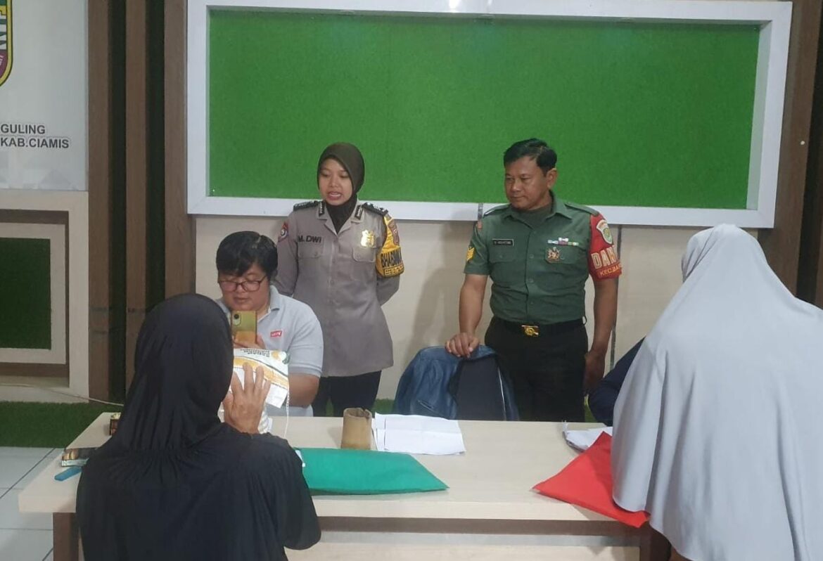 Polsek Ciamis Polres Ciamis Awasi Distribusi Bantuan Beras ke Warga Saguling Baregbeg