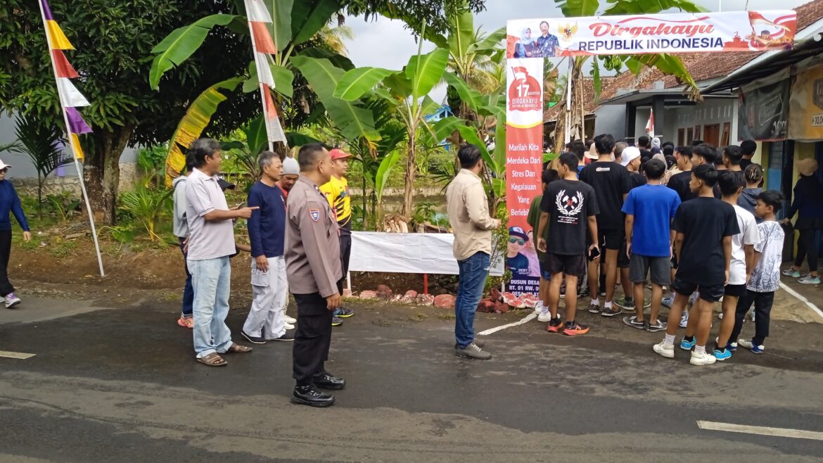 Polsek Ciamis Polres Ciamis Monitoring Jalan Sehat Peringatan HUT ke-79 RI Tingkat Desa Jelat
