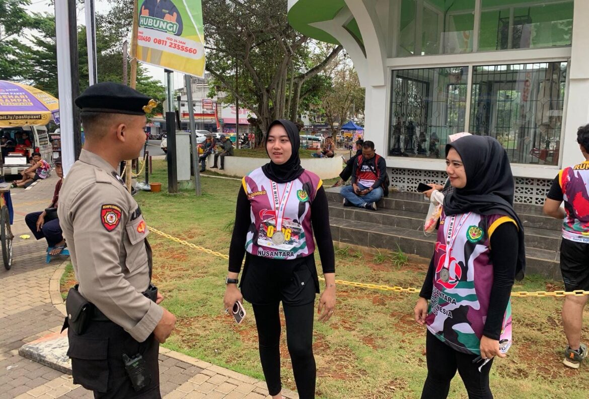 Satuan Samapta Polres Ciamis Patroli Jalan Kaki di Alun Alun Ciamis Beri Imbauan Kamtibmas