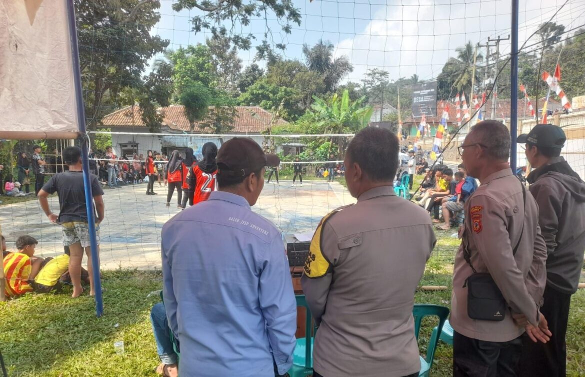 Polsek Rancah Monitoring Turnamen Bola Voli HUT ke-79 RI Tingkat Desa Kawunglarang
