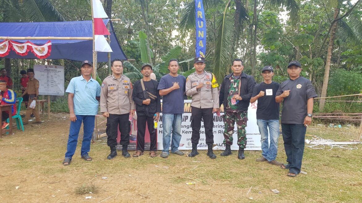 Polsek Cimaragas Monitoring Turnamen Sepak Bola Peringatan HUT ke-79 RI Tingkat Desa Cidolog