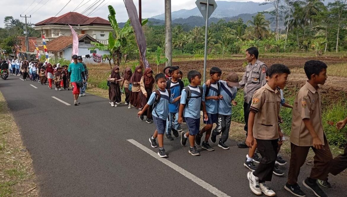 Polsek Kawali Polres Ciamis Monitoring Jalan Sehat Peringatan HUT ke-79 RI di Desa Darmaraja
