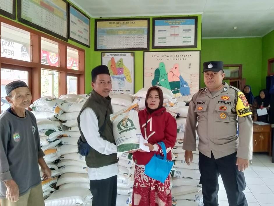 Polsek Kawali Polres Ciamis Awasi Distribusi Bantuan Beras Pemerintah ke Warga Cintanagara