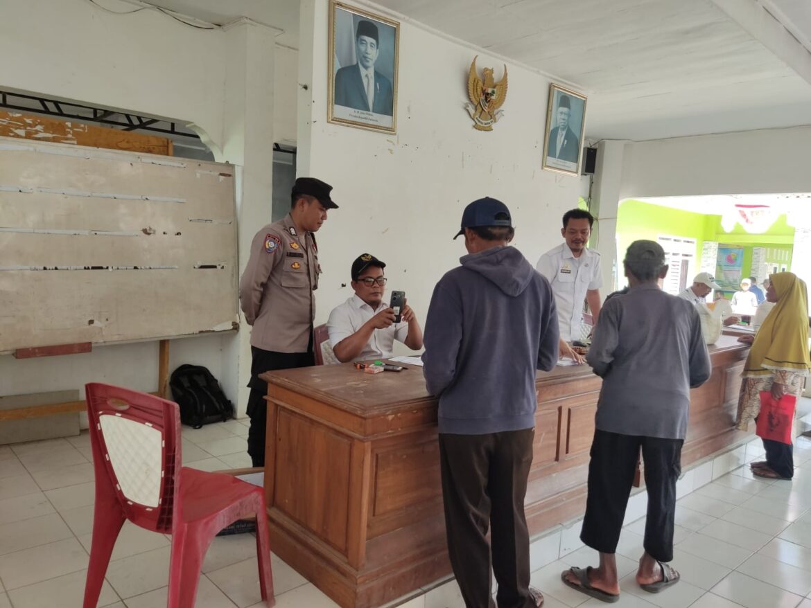 Polsek Lakbok Polres Ciamis Awasi Distribusi Beras Kemensos RI ke Warga Desa Purwajaya