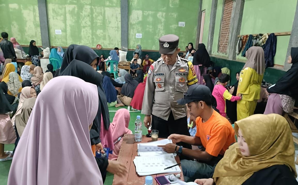 Polsek Cipaku Salurakan Bantuan Pangan ke Masyarakat Jalatrang