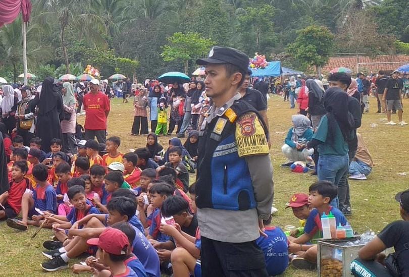 Polsek Cipaku Polres Ciamis Monitoring Jalan Santai Peringatan HUT ke-79 RI di Desa Selamanik