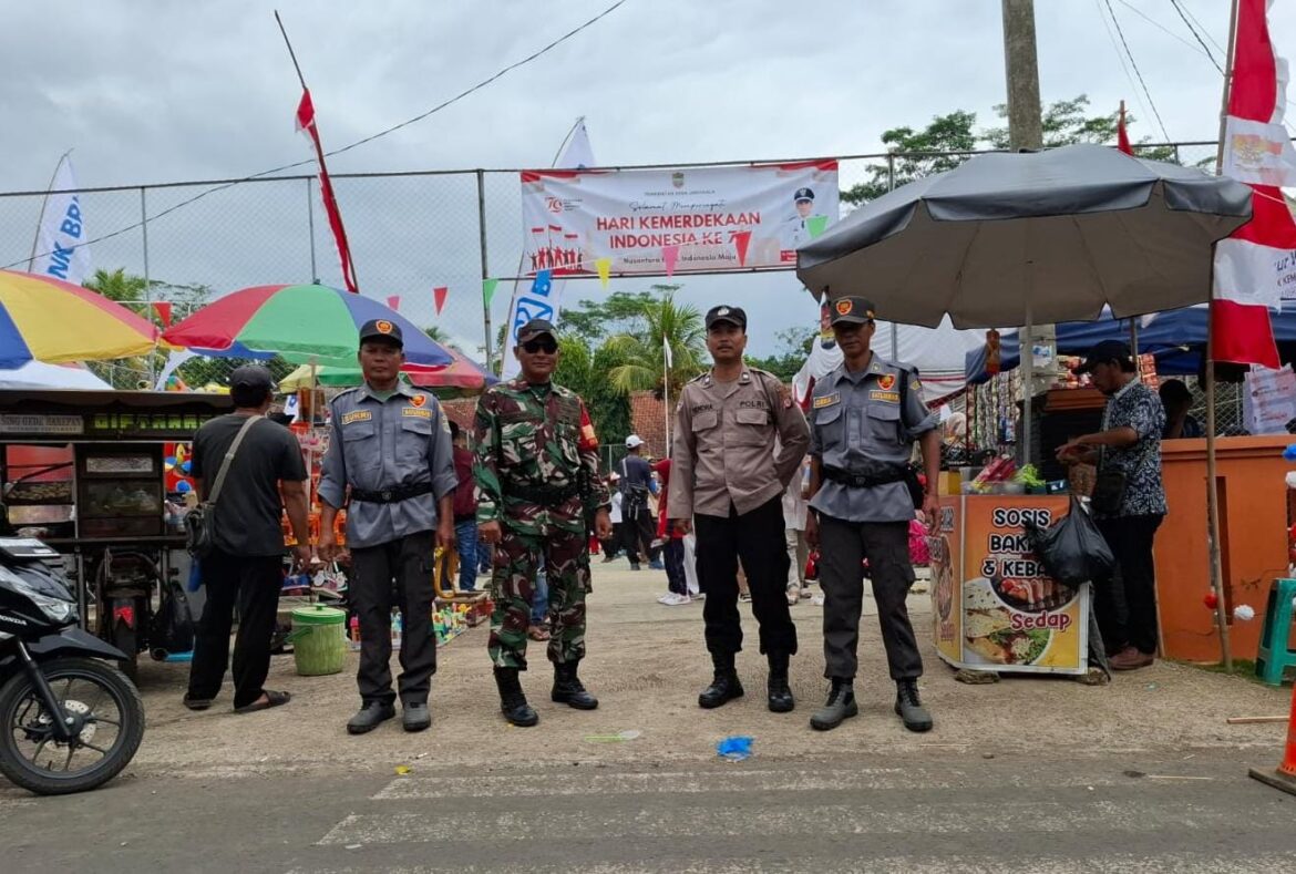 Polsek Cimaragas Polres Ciamis Monitoring Jalan Santai Peringatan HUT ke-79 RI di Desa Janggala