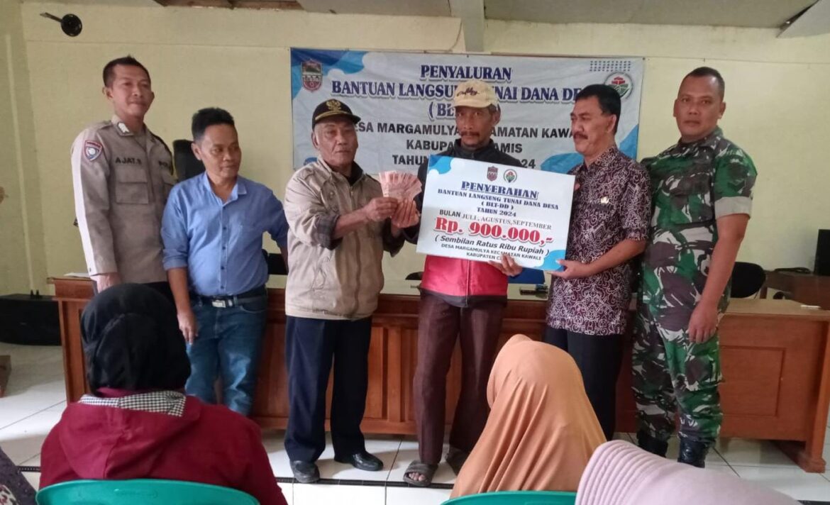 Polsek Kawali Polres Ciamis Terjunkan Personel Amankan Penyaluran Bantuan ke 23 KPM di Desa Margamulya