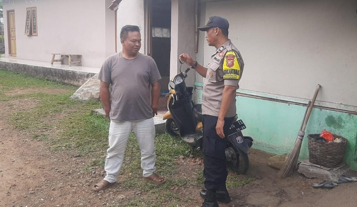 Polsek Cikoneng Polres Ciamis Datangi dan Beri Himbauan Kamtibmas ke Warga Gandasari