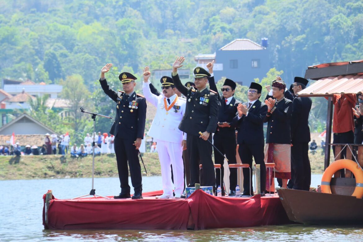 Kapolres Ciamis Bersama Forkopimda Ikuti Proses Kirab Pembentangan Bendera Merah Putih Raksasa di Situ Panjalu