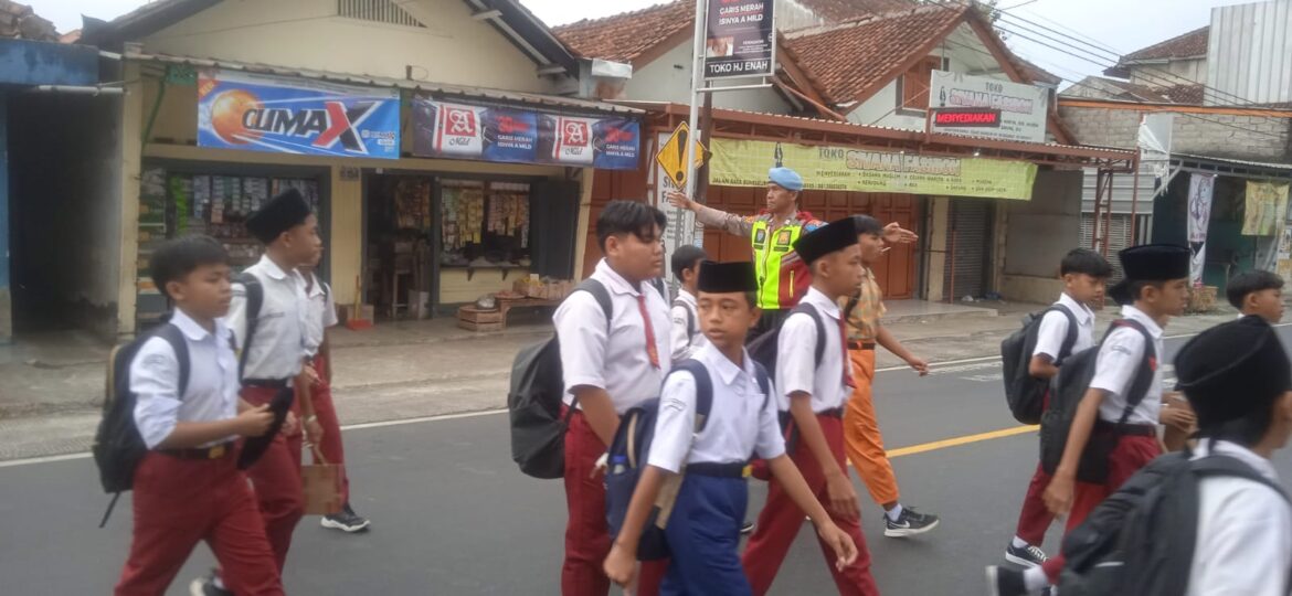 Pelayanan Masyarakat, Polsek Cipaku Polres Ciamis Bantu Anak Sekolah Menyebrang di Jalur Padat
