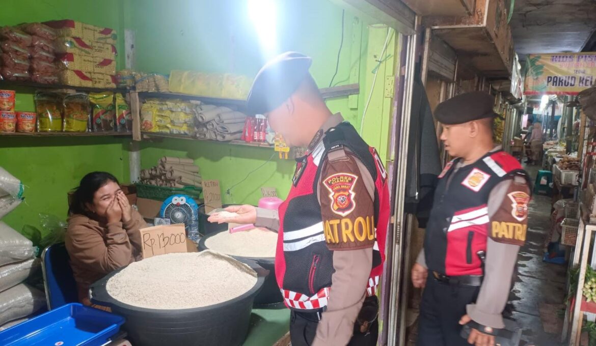 Jaga Stabilisasi Harga, Sat Samapta Polres Ciamis Patroli Bahan Pokok di Pasar Manis Ciamis