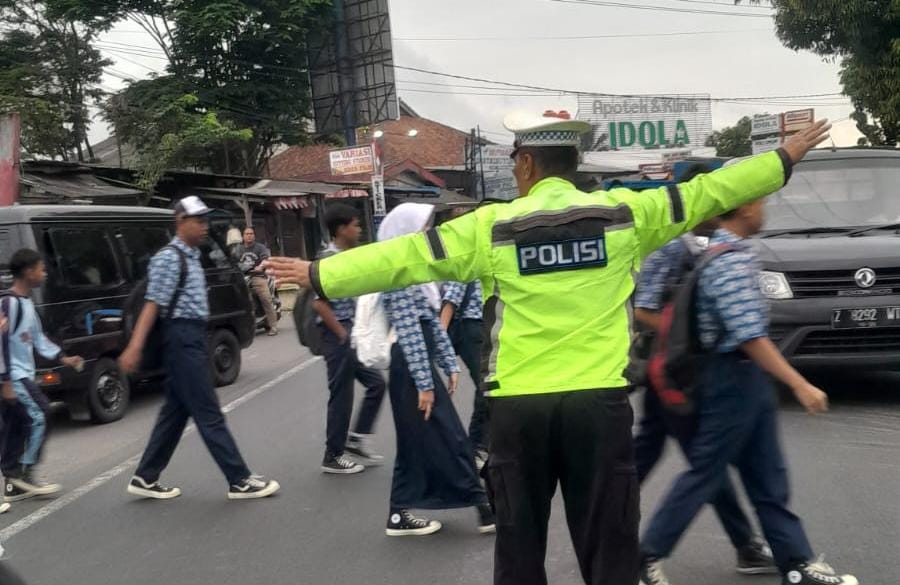 Pelayanan Masyarakat, Polsek Cikoneng Siagakan Personel di Jalur Padat Bantu Orang Menyebrang