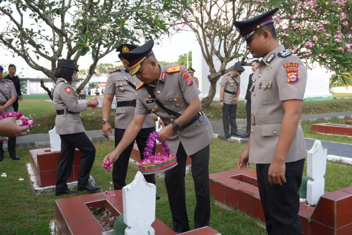 Hari Jadi ke-76, Polwan Polda Banten Ziarah ke Taman Makan Pahlawan