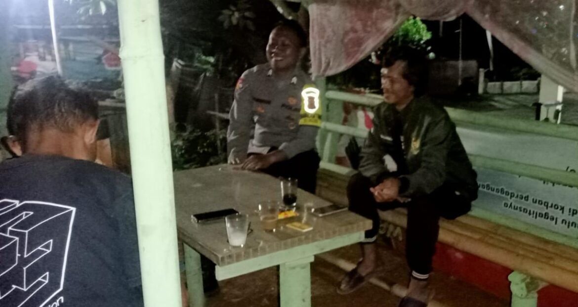 Berikan Rasa Nyaman, Personel Polsek Sukadana Polres Ciamis Patroli Kamtibmas Saat Malam Hari