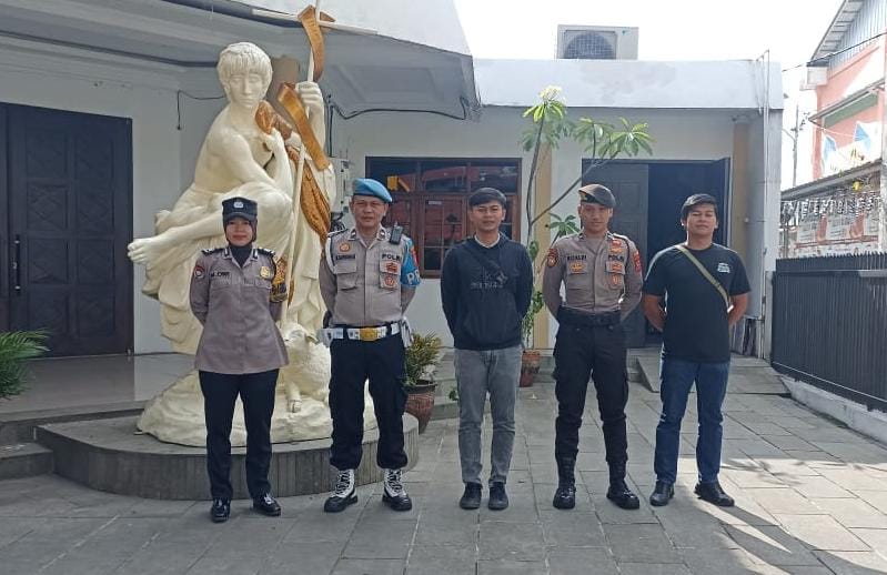 Berikan Rasa Aman, Lima Personel Polres Ciamis Bersiaga di Gereja Katolik St. Pembabtis Ciamis