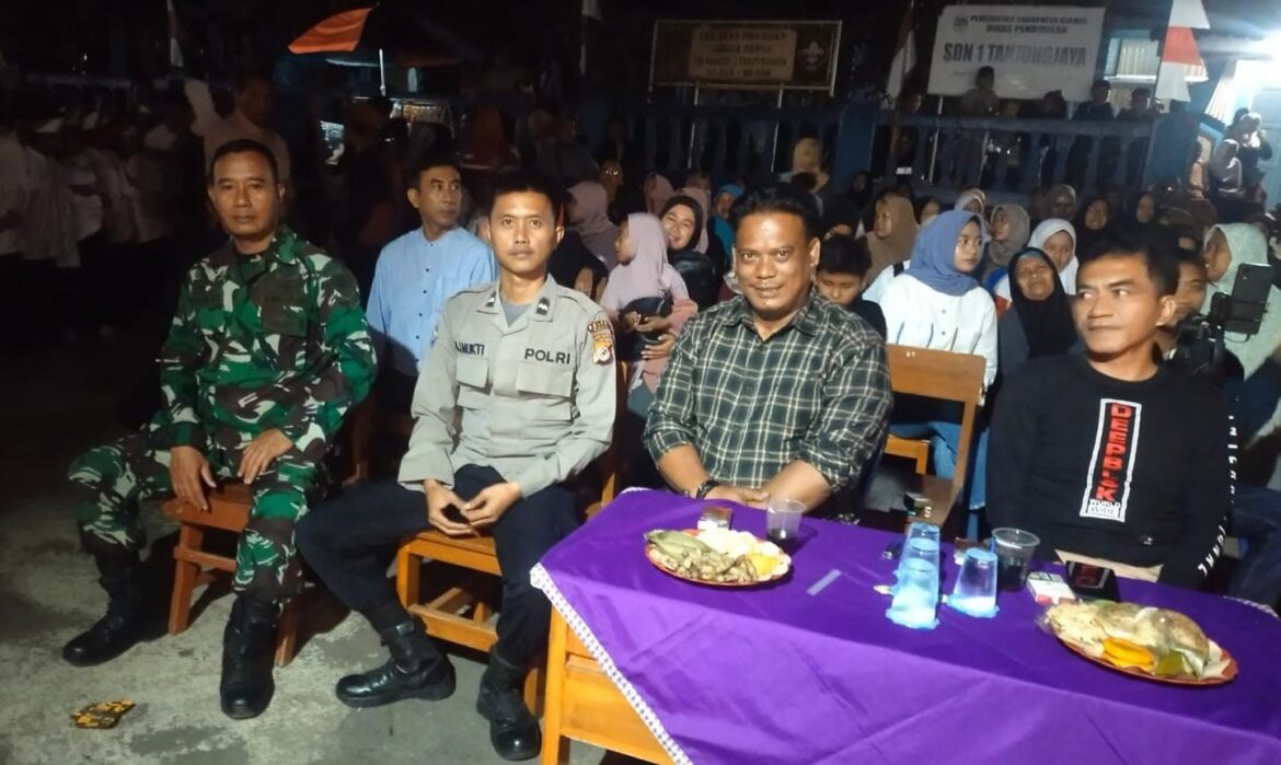 Polsek Cisaga Polres Ciamis Monitoring Pentas Seni Peringatan HUT ke-79 RI di Tanjungjaya