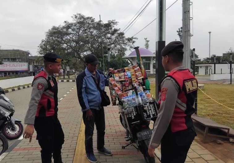 Satuan Samapta Polres Ciamis Patroli Jalan Kaki di Alun Alun Ciamis Beri Imbauan Kamtibmas