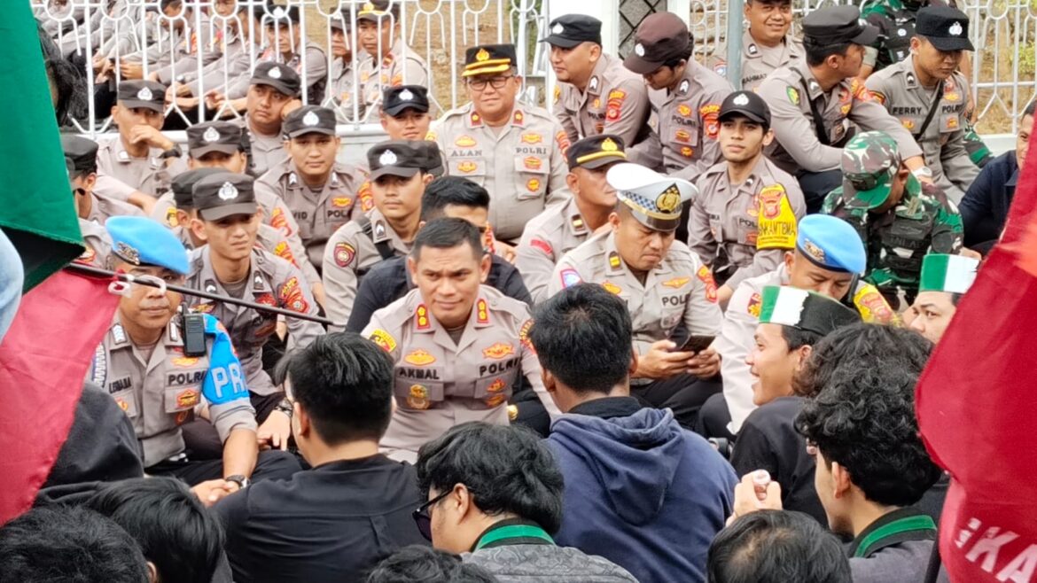 Aksi Mahasiswa Kawal Putusan MK, Kapolres Ciamis Beri Pengamanan dan Ajak Ashar Berjamaah