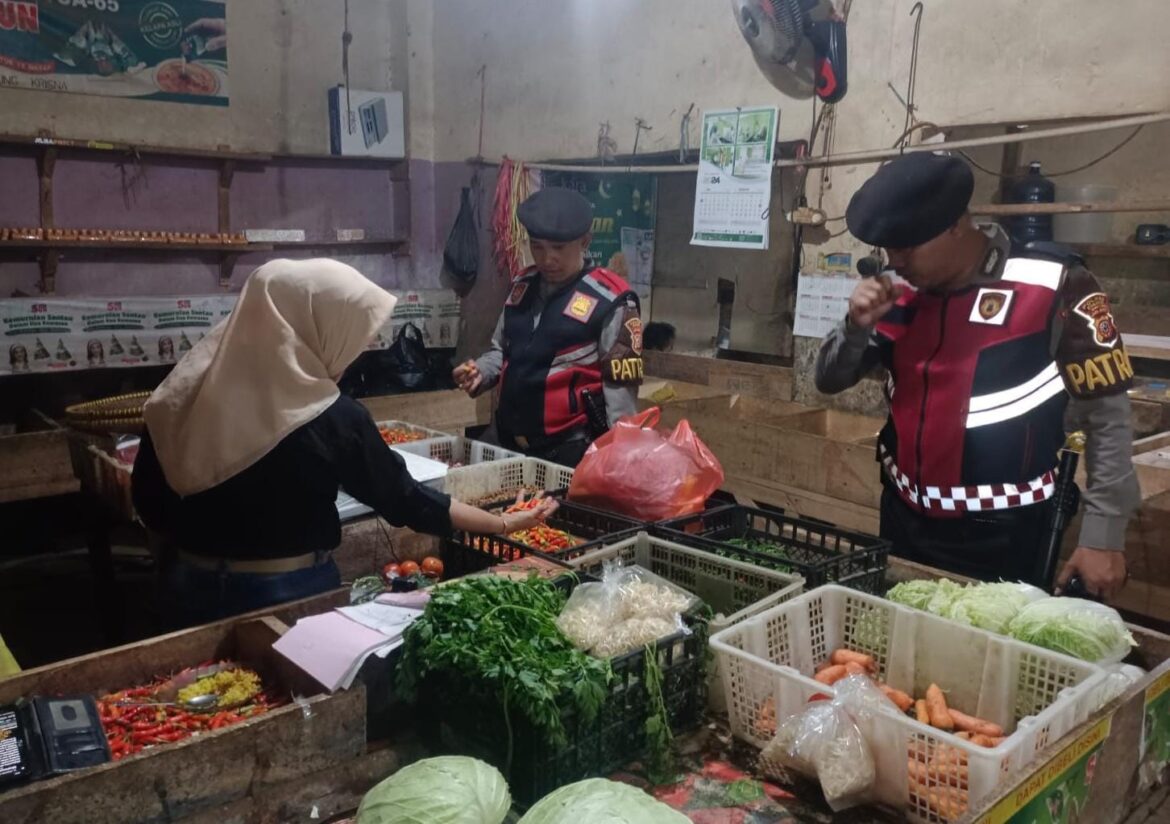 Jaga Stabilisasi Harga, Sat Samapta Polres Ciamis Patroli Bahan Pokok di Pasar Manis Ciamis