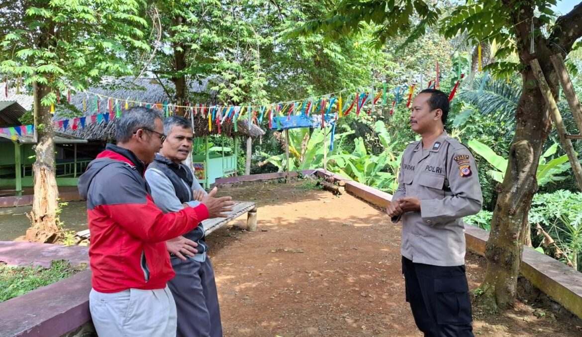 Datangi Tokoh di Goler, Anggota Polsek Cimaragas Koorkom Kamtibmas Jelang Pilkada Serentak