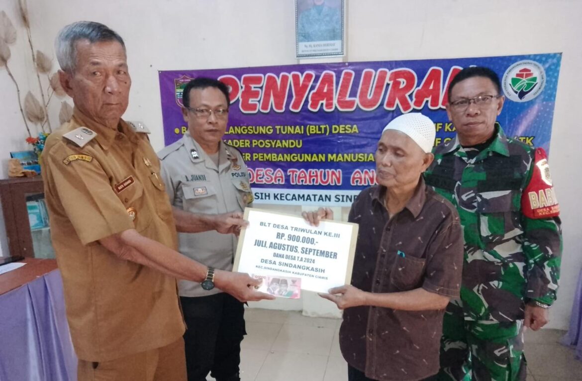 Polsek Cikoneng Polres Ciamis Terjunkan Personel Amankan Penyaluran BLT DD di Desa Sindnagkasih