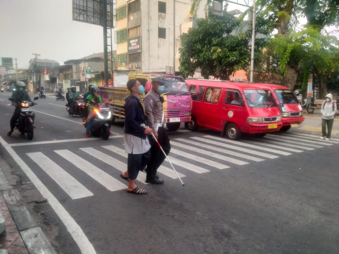 Tindakan Mulia Anggota Satlantas Jakarta Barat, Polisi Bantu Tunanetra Menyeberang Jalan di Tl Jembatan 2 Tambora