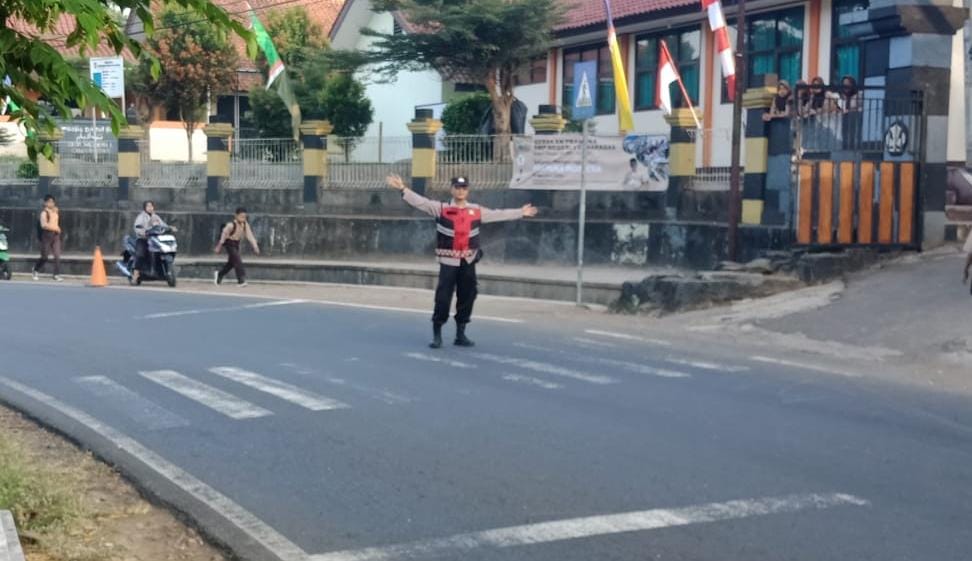 Polsek Cimaragas Siapkan Personel Bantu Anak Sekolah Sebrangi Jalan