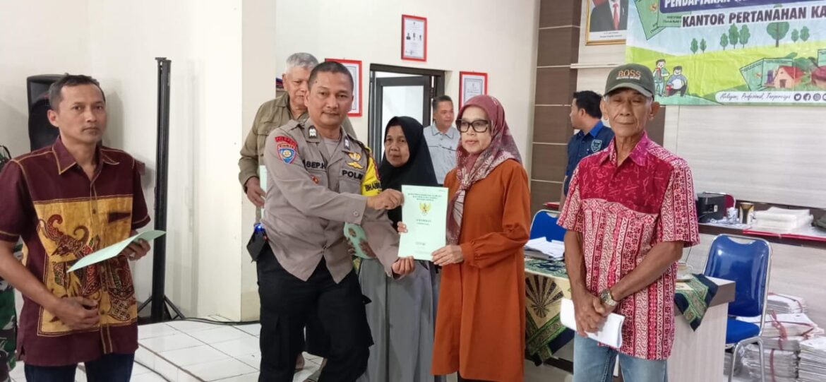 Polsek Cijeungjing Polres Ciamis, Monitoring Penyerahan Sertifikat PTSL di Desa Kertaharja