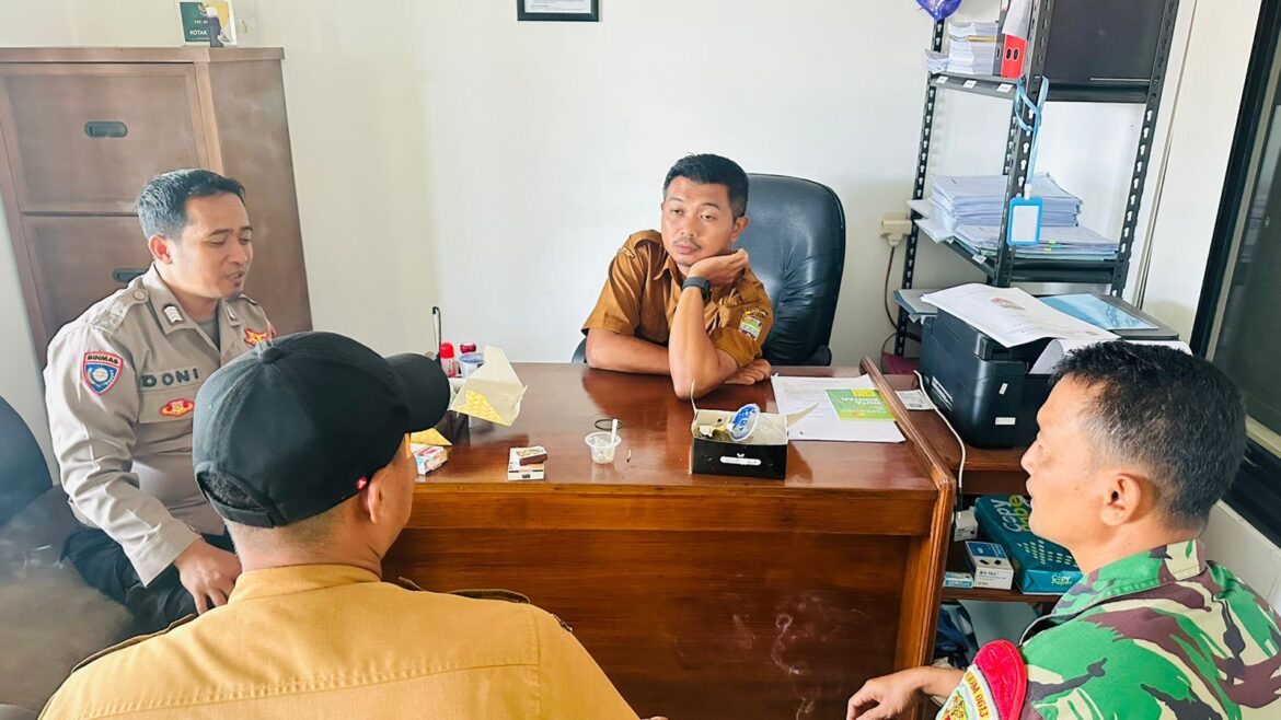 Datang ke Kantor Desa, Anggota Polsek Panjalu Koorkom Kamtibmas Jelang Pilkada Serentak