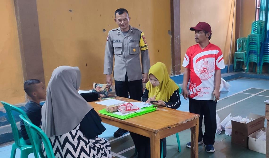 Polsek Sukadana Polres Ciamis Awasi Distribusi Bapanas PMT ke Warga Desa Margaharja