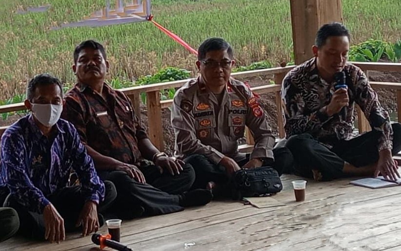 Jumat Curhat, Polsek Sukadana Polres Ciamis Ngobrol Bareng Warga Salakaria Soal Kamtibmas