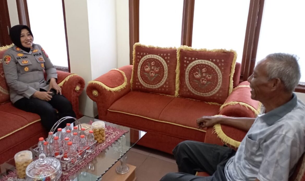 Jumat Curhat, Kapolsek Kawali Koorkom Di Kediaman Tokoh Daerah Kecamatan Kawali